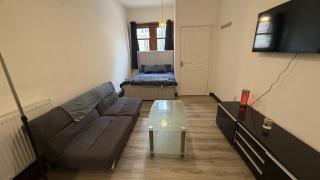 3 Person 10-Minute City Escape Apartment near Hampden Park Stadium - 0