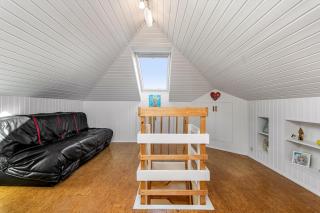 Spacious Upper-Floor Apartment with Loft & Garden - 1