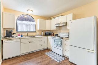 SLC 4BR for 9 - Fenced Yard & Mtn Views - 5