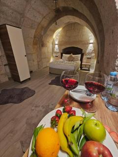 novela in stone house - 7
