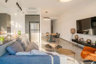 SHUK VIBES Modern 2BR Sunny Balcony By SweetyGuest - 6