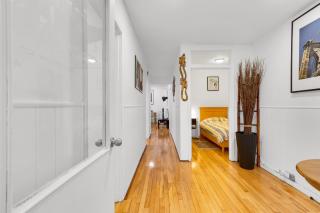 Newly Reborn 4B Space to Breathe Proximity to all Montreals attractions - 5