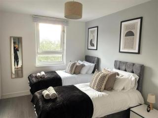 Stylish 1-Bed Apartment near Guildford Station - 3