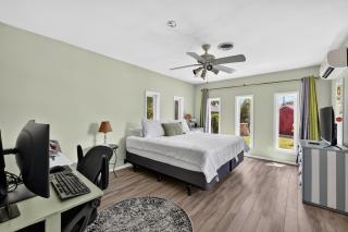 Relax & Entertain in Our Private & Central Oasis - 2