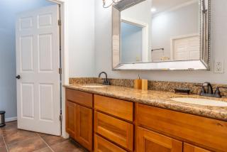 Cozy Texas Getaway with Fireplace Near Lakes - Marshall - 8