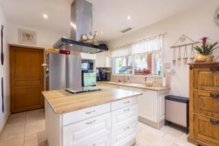 Charming ground floor villa apartment with a heated swimming pool - 8