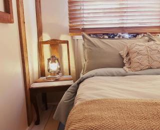 Rosewood Cottage -Entire 2 bedroom home with Netflix & WiFi - 4