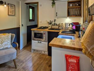 Cotswold Shepherd's Hut - 3