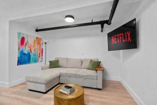 Cozy 1BR Condo, Near NYC Mall & MetLife - 7
