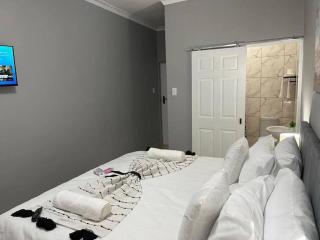 SkyWags Guest House - 1