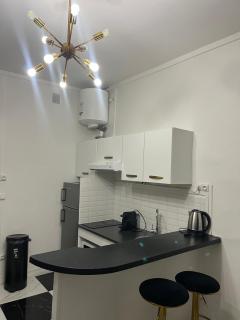 BLACK & WHITE - CHIC & PETIT MAISON- Pigalle 9eme - 2