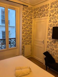 BLACK & WHITE - CHIC & PETIT MAISON- Pigalle 9eme - 8