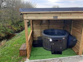 Min yr Afon Cabin Sleeps2 Hot Tub Parking - 1