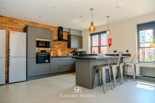 Spacious 6BR Ensuite Apartment - Contractors Stay - Sleeps 12 - Parking - 4