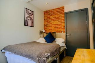 Spacious 6BR Ensuite Apartment - Contractors Stay - Sleeps 12 - Parking - 6