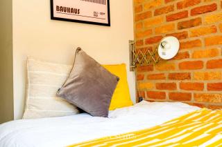 Spacious 6BR Ensuite Apartment - Contractors Stay - Sleeps 12 - Parking - 8