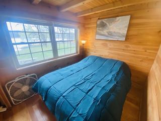 Lakeside Tiny Cozy Retreat - 9