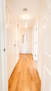 Central Milton Keynes- 2 Bed 2 Bath - Free Parking - 4