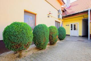 CROSS SQUARE HOUSE - Spacious 2 Level Home, 2BR, 3Baths, Terrace - by RealTrust - 3