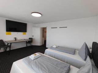 Modern Apartments Neuburg 79 - NEU - 3 Zimmer - 6 Separate Betten, Top Ausgestattet, Smart TV, Wi-Fi Balkon - 0