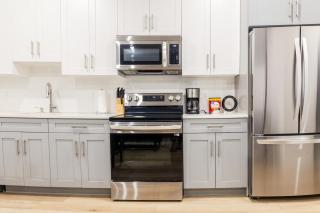Modern 2-Bed Stay Kitchen,WIFI,WD - 4