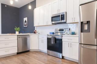 Stylish 2BR,1BAFree ParkingQueen Beds - 7