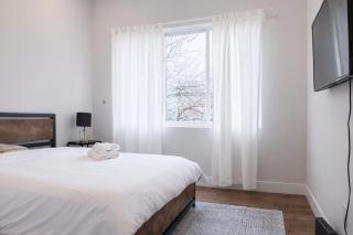 Stylish 2BR,1BAFree ParkingQueen Beds - 2