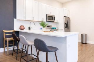 Stylish 2BR,1BAFree ParkingQueen Beds - 3