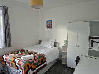 city centre 3 beds house with free parking - 2