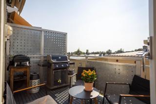 Modern 3 bedroom apartment - 4 minute walk from metro - top floor baclony view - 8