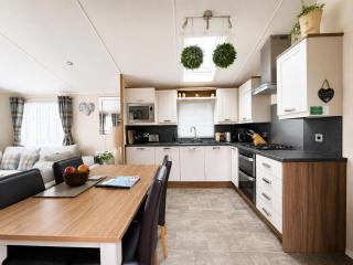 Beautiful Caravan With Decking At Azure Seas Ref 32060Az - 5