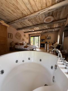 LA PAUSE - 3 villas avec Jacuzzi privatif à chisà - 4