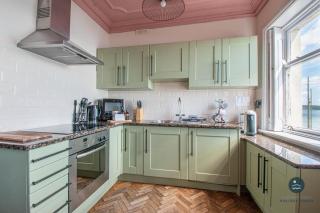 Pebble View - Stylish seafront apartment - 1