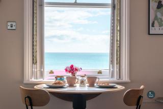 Pebble View - Stylish seafront apartment - 8