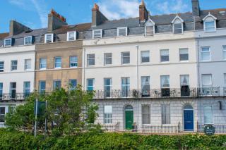 Pebble View - Stylish seafront apartment - 7