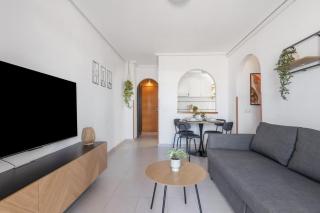 2BDR Apt with Pool Stunning Sunset 300m Beach - 2