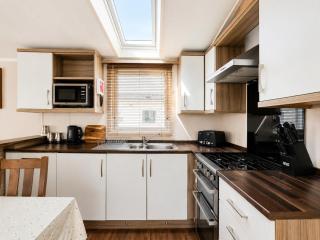 Stunning 6 Berth Caravan, Close To The Beach In Suffolk Ref 68067Cr - 4