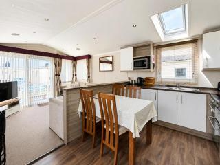 Stunning 6 Berth Caravan, Close To The Beach In Suffolk Ref 68067Cr - 5