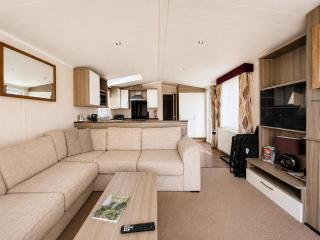 Stunning 6 Berth Caravan, Close To The Beach In Suffolk Ref 68067Cr - 1