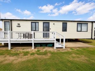 Stunning 6 Berth Caravan, Close To The Beach In Suffolk Ref 68067Cr - 8