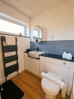 Modern 2-Bed House Near Central Canals & Arena - 1