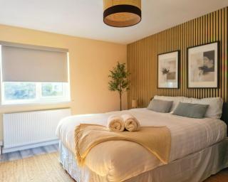 Modern 2-Bed House Near Central Canals & Arena - 9