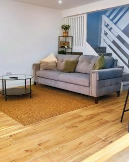 Modern 2-Bed House Near Central Canals & Arena - 4