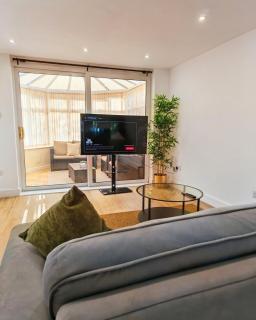 Modern 2-Bed House Near Central Canals & Arena - 3