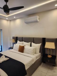 Modern Luxe Apartment-Qayyam-Netflix-Gulberg-LHR - 7