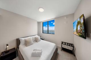 Modern 2BR Condo - Rooftop Pool & Gym - 1