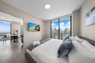 Modern 2BR Condo - Rooftop Pool & Gym - 3