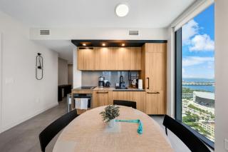 Modern 2BR Condo - Rooftop Pool & Gym - 7