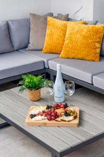 Modern Stay with Private Jacuzzi - 5