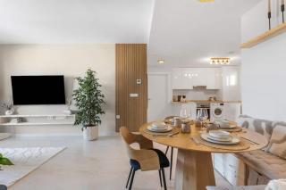 Bright 3BR with Rooftop Pool BBQ 500m from Beach - 5